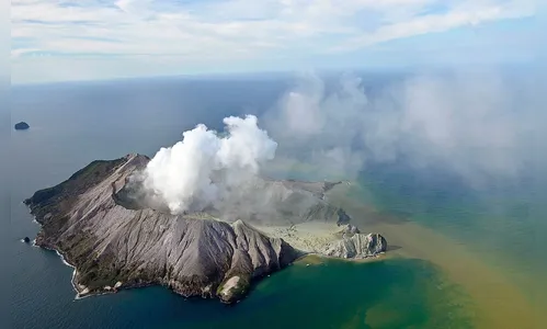 Vulcão em ilha turística na Nova Zelândia entra em erupção e deixa mortos