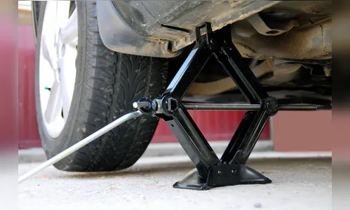 Homem que fazia manutenção em carro morre após ser esmagado pelo veículo, em Londrina