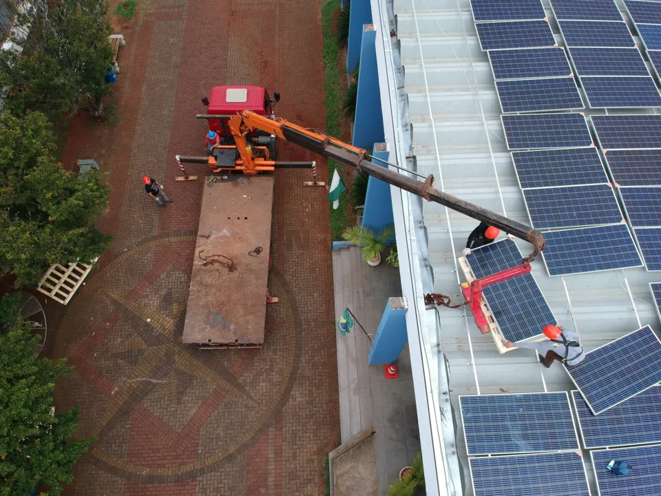 Começa instalação dos painéis para produção da energia solar na Câmara de Apucarana
