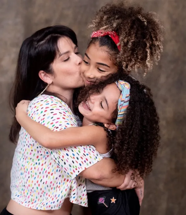Samara Felippo faz relato forte após ver filhas sofrerem racismo pela primeira vez