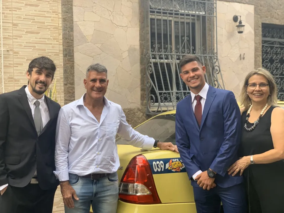 Em frente ao táxi, Bruno Guimarães vem ao lado do empresário e dos pais (Reprodução/Twitter Alexis Malavolta)