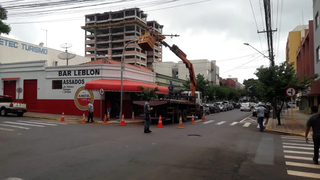 Semáforo da Rua Oswaldo Cruz é recolocado nesta terça-feira