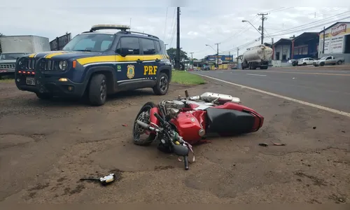 Casal sofre ferimentos após acidente na Avenida Minas Gerais em Apucarana; veja vídeo