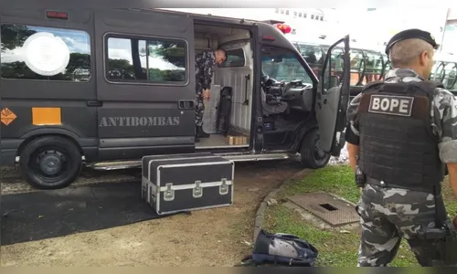 Praça é isolada após suspeita de bomba; polícia encontra tênis dentro da mochila