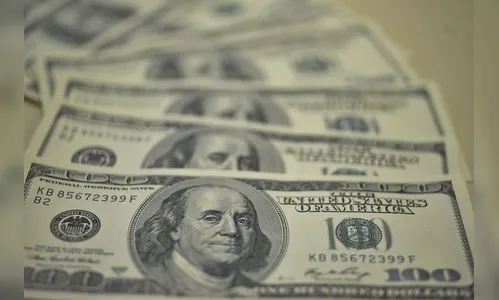 Dólar cai para R$ 4,129 e fecha no menor nível em um mês