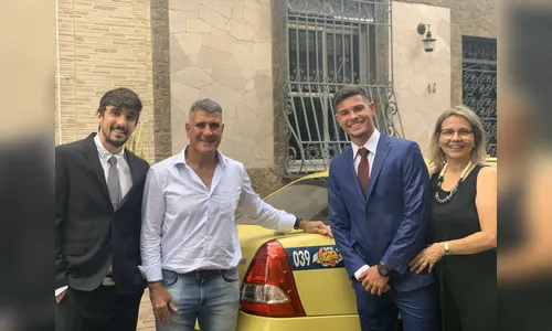 Bruno Guimarães vai à premiação do Brasileirão no táxi do pai, que inspirou o número da sua camisa no Athletico