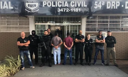 Pai e filho são presos em Jardim Alegre suspeitos de integrar milícia 