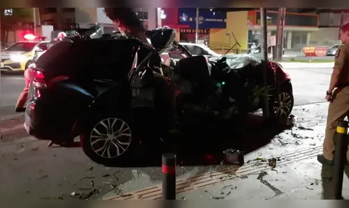 Carro fica destruído após acidente no centro de Londrina