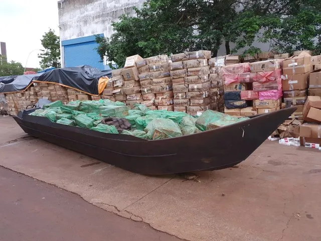PRF apreende dois barcos e 50 caixas de cigarros contrabandeados no Lago de Itaipu