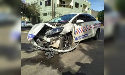 Taxista que abandonou carro após acidente tem alvará suspenso pela prefeitura