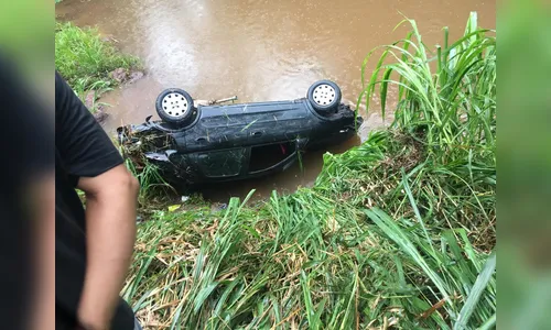Carro capota e cai no Rio Cambará entre Jandaia do Sul e Marumbi; veja o vídeo