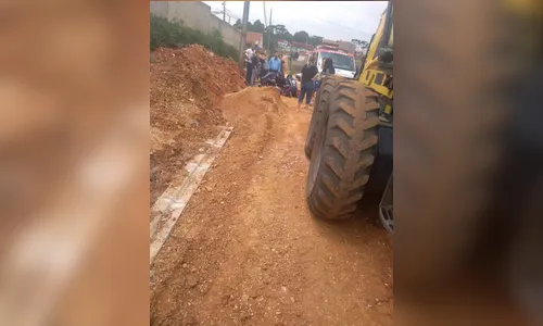 Idosa é atropelada por retroescavadeira na rua de sua casa, em Almirante Tamandaré 