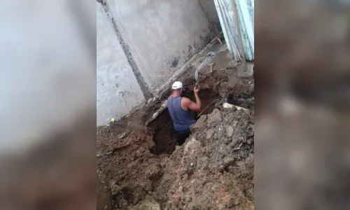 
						
							Após mais de 40 horas, cachorro que caiu em buraco é resgatado pelos bombeiros
						
						