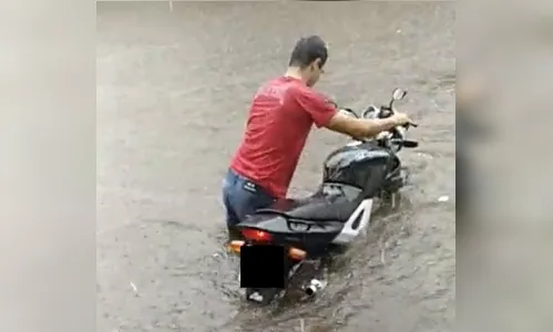 Chuva alaga rua em frente ao UPA de Apucarana mais uma vez; assista ao vídeo 