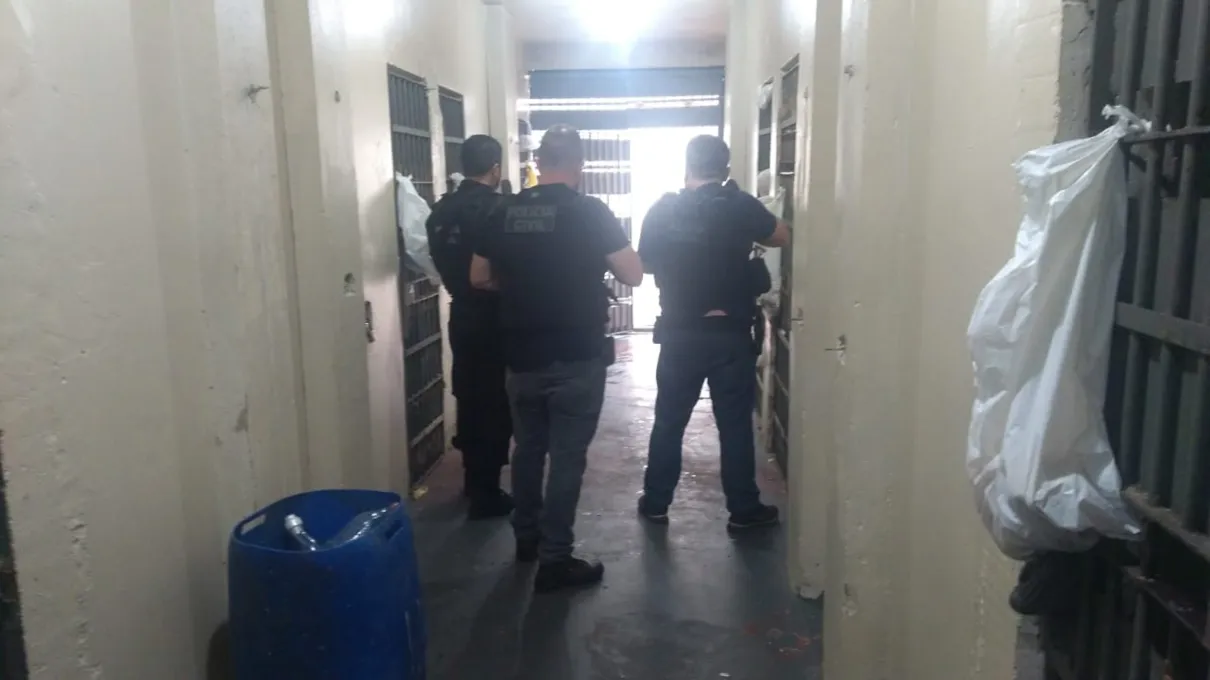 Polícia Civil encontra buraco e celulares na cadeia de Faxinal 