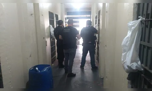 Polícia encontra buraco em cela durante vistoria na cadeia de Faxinal