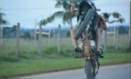 Homem que empinava moto é preso por direção perigosa em Arapongas