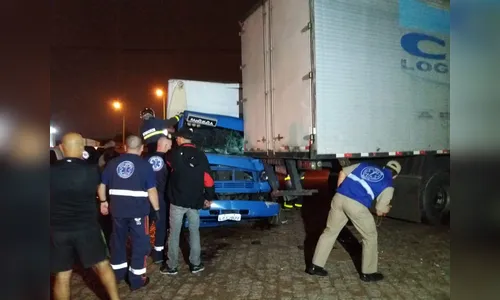 Motorista joga caminhão para o lado para evitar batida e salva filho, em Curitiba 