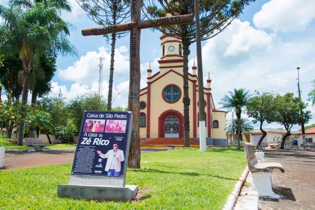 Placa em homenagem ao cantor José Rico foi instalada em frente à Paróquia São Pedro, no distrito da Caixa de São Pedro, onde o artista morou na década de 60. Foto: Maicon Sales