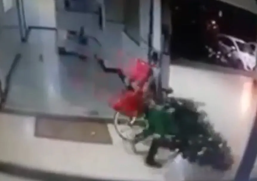 Ladrão invade prédio e furta árvore de Natal, no Distrito Federal; veja vídeo da ação
