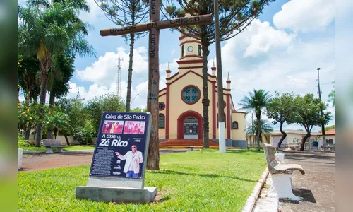 Prefeitura coloca placa em homenagem ao cantor José Rico, no Distrito da Caixa de São Pedro 