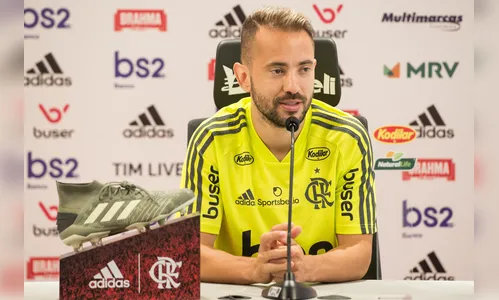 Capitão do Flamengo, Everton Ribeiro renova contrato até o final de 2023