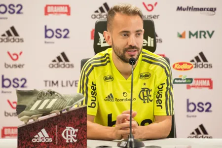 Capitão do Flamengo, Everton Ribeiro renova contrato até o final de 2023