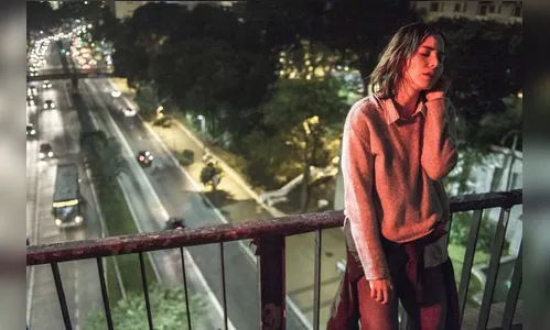 Letícia Colin ganha esmola ao ser confundida com viciada