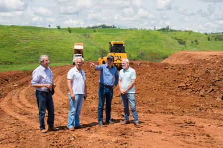 O prefeito, Júnior da Femac, visitou na manhã desta sexta-feira (13), o canteiro de obras para a construção de um aviário, no Distrito da Caixa de São Pedro, em Apucarana. Foto: Maicon Sales/ Tribuna do Norte