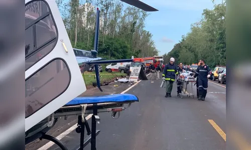 Duas pessoas morrem após batida entre dois carros na BR-376