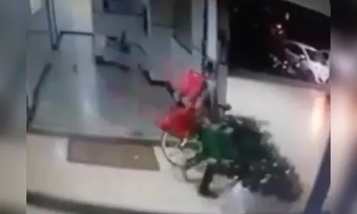 Ladrão invade prédio e furta árvore de Natal, no Distrito Federal; veja vídeo da ação