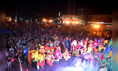 
						
							Espetáculo Natal de Virtudes, luzes e fogos de artifício na chegada do Papai Noel encantam público em Ivaiporã
						
						