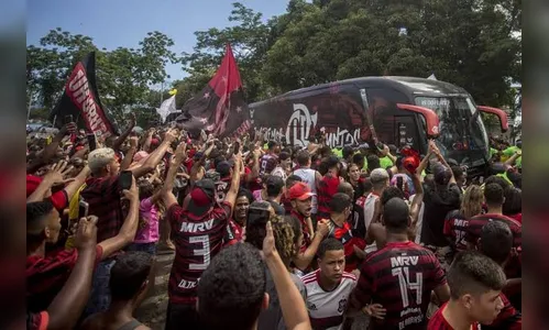 Flamengo é recepcionado com festa na chegada ao aeroporto rumo ao Mundial
