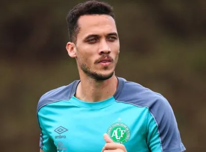 Sobrevivente da tragédia com avião da Chapecoense, Neto anuncia aposentadoria