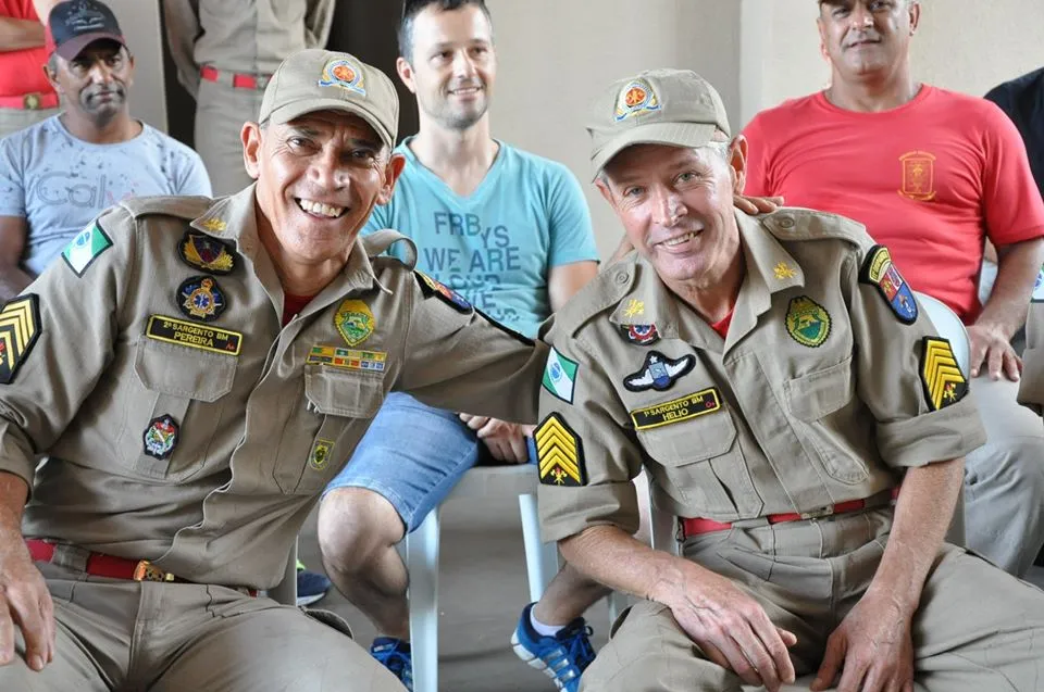 Dois militares dos Bombeiros de Apucarana completam 35 anos de serviço 