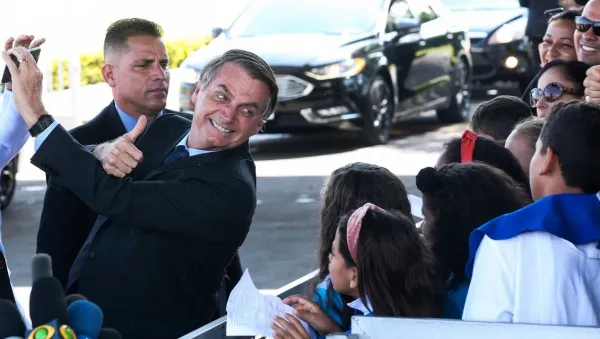 Bolsonaro diz que policial vai ser incluído no indulto natalino: 'Para todo mundo, ou para ninguém'
