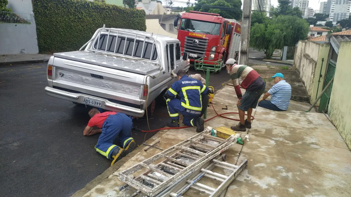Homem sofre acidente enquanto trocava pneu e fratura mão, em Apucarana