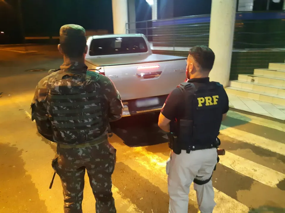 PRF e Exército recuperam caminhonete roubada em Maringá