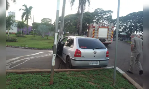 
							Motorista colide com poste no início da manhã deste sábado, em Ivaiporã
						
						