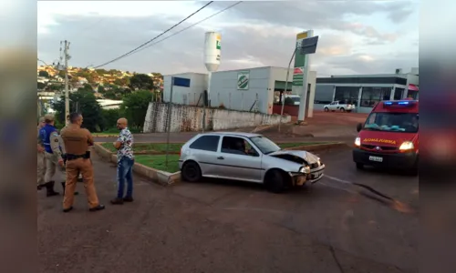 Motorista colide com poste no início da manhã deste sábado, em Ivaiporã