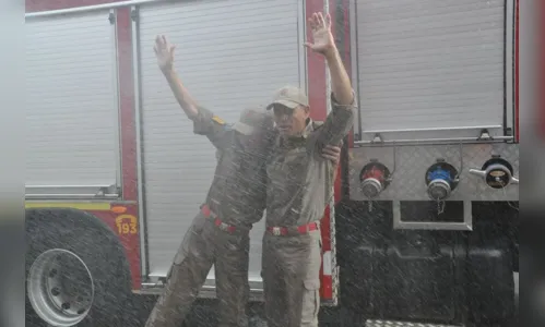 
							Dois militares dos Bombeiros de Apucarana completam 35 anos de serviço 
						
						