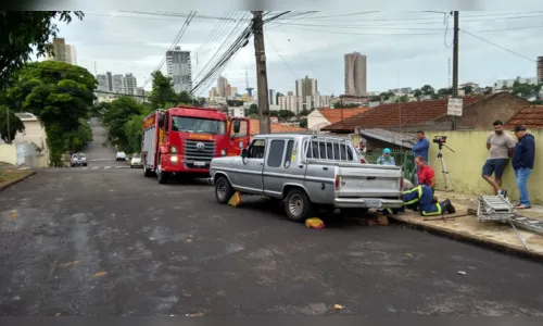 
						
							Homem sofre acidente enquanto trocava pneu e fratura mão, em Apucarana
						
						