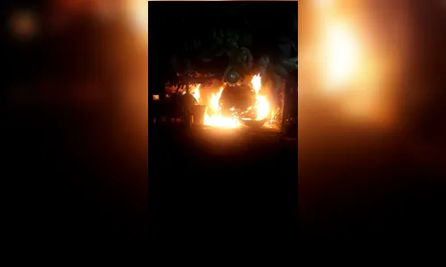 Carro que estava em garagem é  destruído após incêndio, em Apucarana