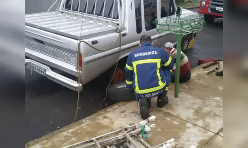 
						
							Homem sofre acidente enquanto trocava pneu e fratura mão, em Apucarana
						
						