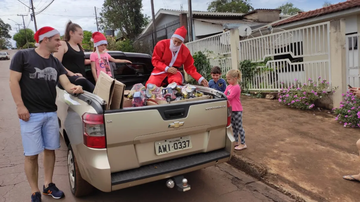 Neste ano 14 Papais Noéis distribuíram três mil presentes, entre carrinhos e bonecas. (Fotos: Ivan Maldonado)