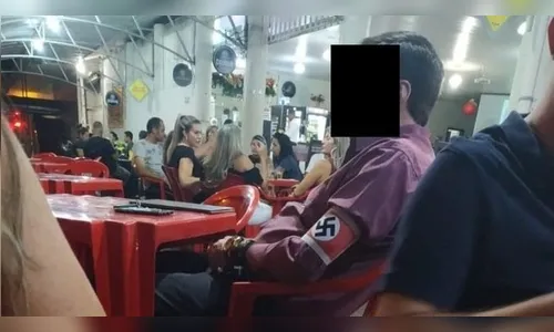 Homem usa faixa com símbolo do nazismo em bar em Minas Gerais 
