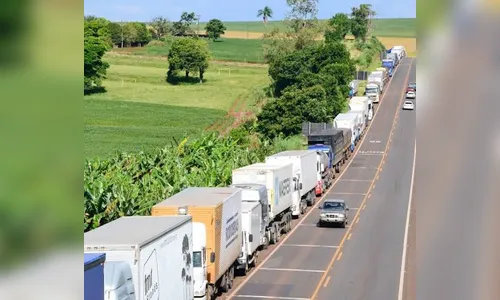 Caminhoneiros ameaçam paralisação pelo País; movimento está dividido