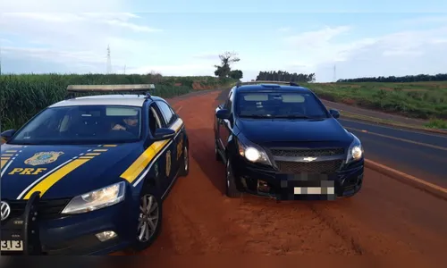 PRF apreende caminhonete abarrotada de cigarros em Nova Esperança