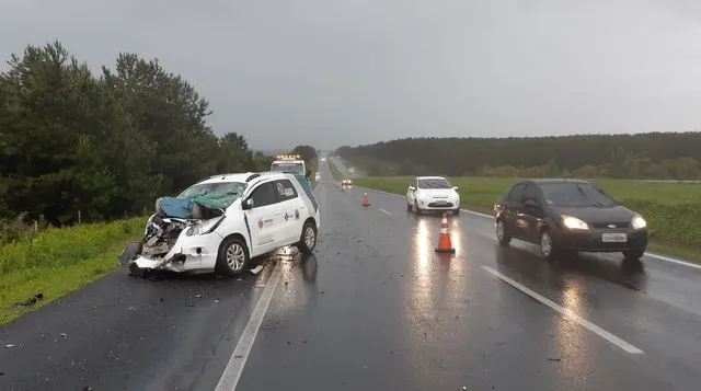 Carro que transportava pacientes se envolve em acidente na BR-376; uma pessoa morreu