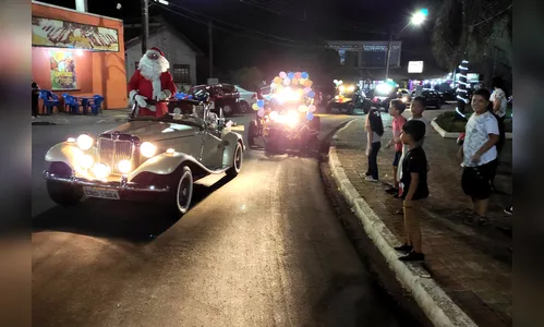 Papai Noel chega em Jardim Alegre de calhambeque e faz a alegria das crianças